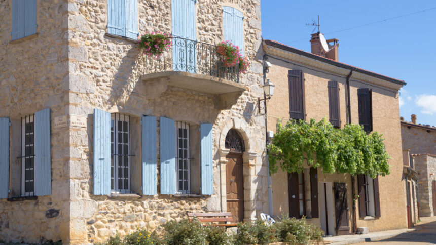 Avant/après : métamorphose d’une façade avec un enduit imitation pierre