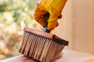 Rénover un chalet en bois : pourquoi choisir le sablage ?
